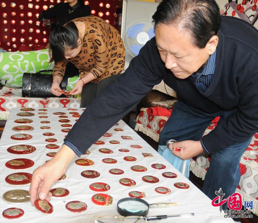 Коллекционер продемонстрировал 20 тыс. значков с изображением Мао Цзэдуна в честь 120-летия со дня рождения Мао Цзэдуна 