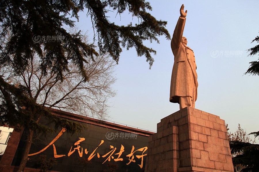 Статуя Мао Цзэдуна в городе Цзинань