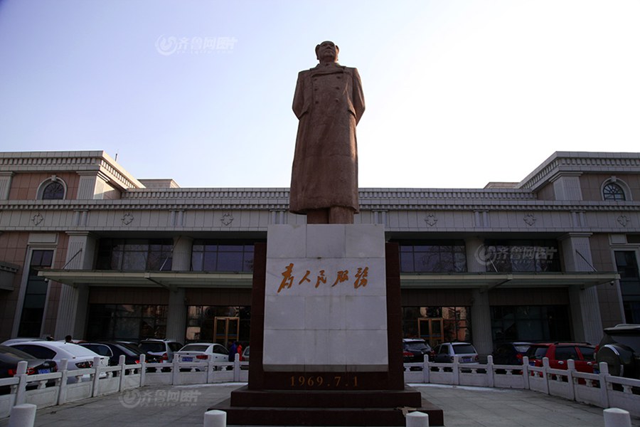 Статуя Мао Цзэдуна в городе Цзинань