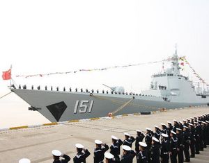 Ракетный эсминец нового типа 'Чжэнчжоу' вошел в состав Восточно- Китайского флота НОАК