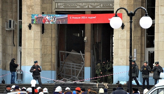 12月29日，在俄罗斯伏尔加格勒，安全人员在发生恐怖袭击的火车站外警戒。