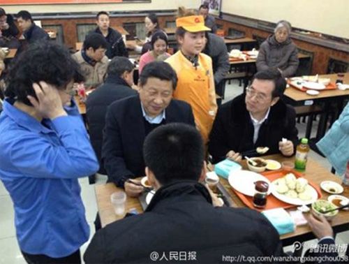 Иностранные СМИ о Си Цзиньпине, который стоял в очереди и купил пирожки на обед 
