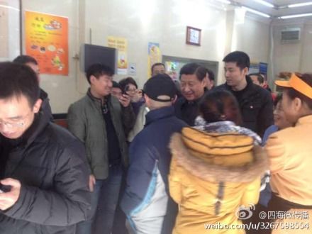 Иностранные СМИ о Си Цзиньпине, который стоял в очереди и купил пирожки на обед 