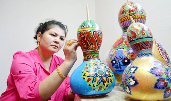 Уйгурская женщина стала богатым путем продажи живописи тыквы-горлянки