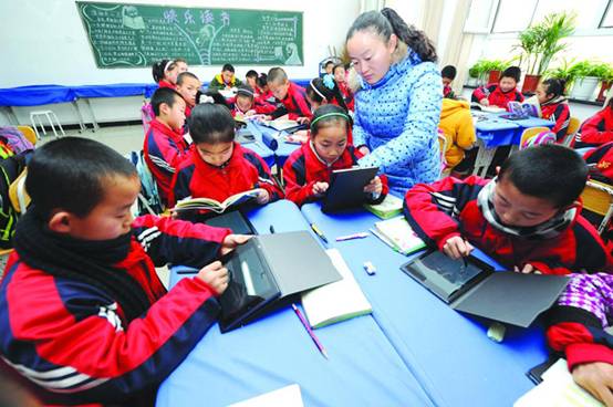 В десятой начальной школе города Корла Синьцзяна впервые открылся класс'электронные рюкзаки'
