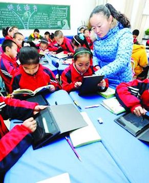 В десятой начальной школе города Корла Синьцзяна впервые открылся класс'электронные рюкзаки'