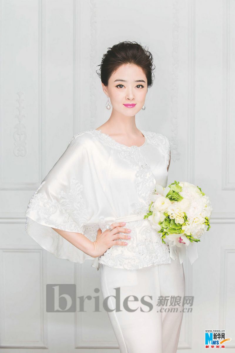 Красотка Цзян Синь в свадебном платье