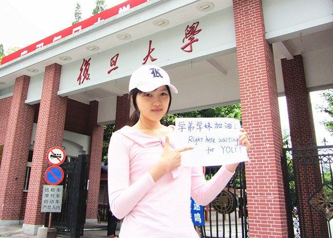 Личные фотографии отличницы Университета Фудань Чжан Аньци