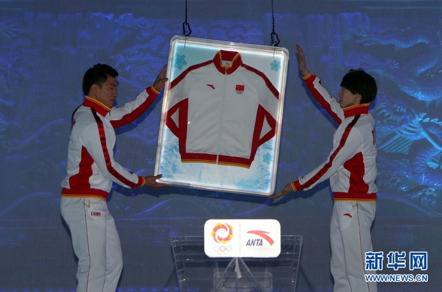 Презентация костюмов китайской спортивной делегации для церемонии награждения на зимней Олимпиаде в Сочи