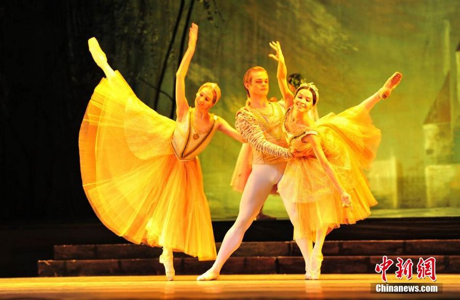 Вечером 8 января в рамках своего турне по Китаю «Кремлевский балет» выступил на сцене большого театра провинции Фуцзянь в г.Фучжоу с балетом «Лебединое озеро».