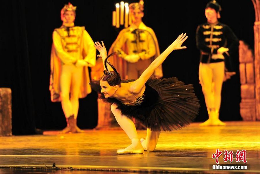 Вечером 8 января в рамках своего турне по Китаю «Кремлевский балет» выступил на сцене большого театра провинции Фуцзянь в г.Фучжоу с балетом «Лебединое озеро».