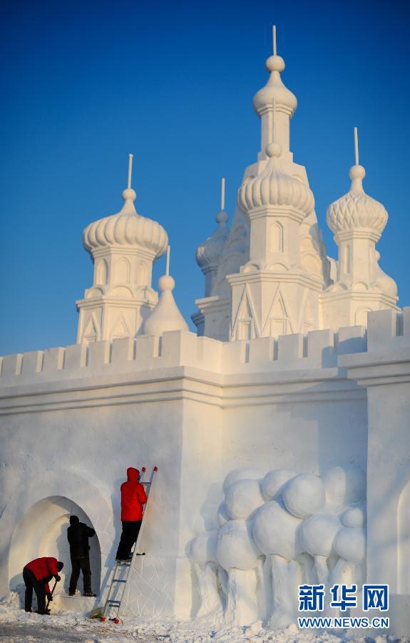 Снежные скульптуры украшают зимние города