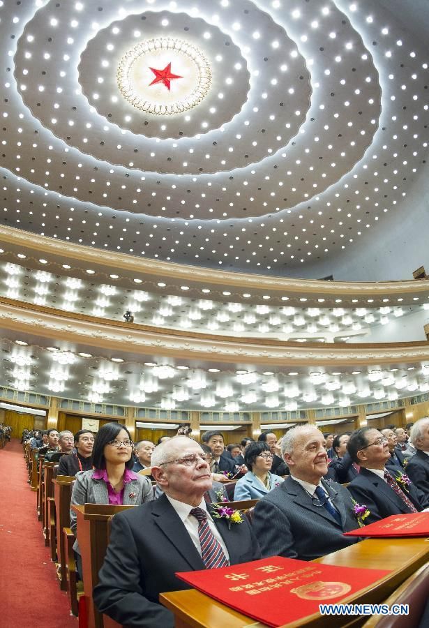 В Пекине состоялось торжественное собрание, посвященное награждению ученых и специалистов в области науки и техники