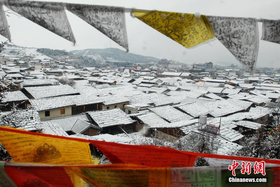 Фото древнего городка Дукэцзун уезда Шангри-Ла, пострадавшего от пожара