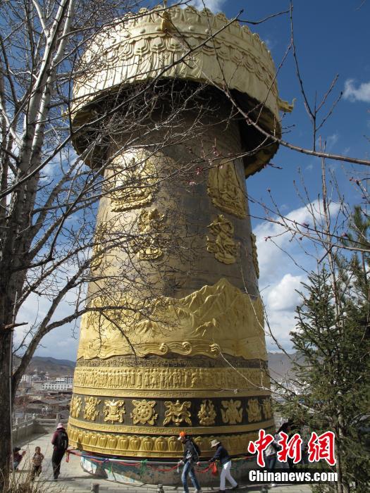 Фото древнего городка Дукэцзун уезда Шангри-Ла, пострадавшего от пожара