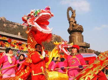 Мероприятия на храмовой ярмарке в честь Праздника Весны в достопримечательности Чишань города Вэйхай