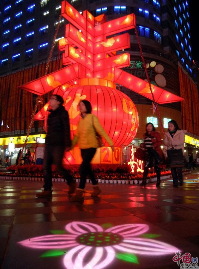 Сучжоу красочными фонарями встречает наступающий праздник Весны