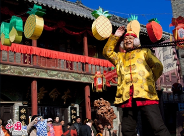 В древнем городке Чжоуцунь провинции Шаньдун официально стартовали фольклорные мероприятия в честь Праздника Весны