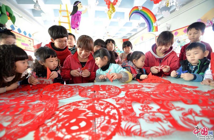 Город Ханьдань: дети встречают наступающий праздник Весны изделиями «Цзяньчжи» 