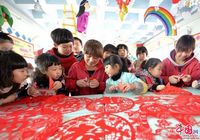 Город Ханьдань: дети встречают наступающий праздник Весны изделиями ?Цзяньчжи?