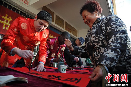 22 января двое иностранных студентов в провинции Аньхой делали новогодние парные надписи для местных жителей. Их работы были очень популярны, так многие люди в округе хотели получить их.