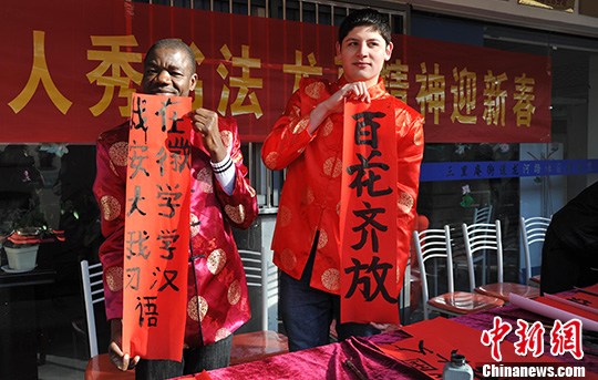 22 января двое иностранных студентов в провинции Аньхой делали новогодние парные надписи для местных жителей. Их работы были очень популярны, так многие люди в округе хотели получить их.