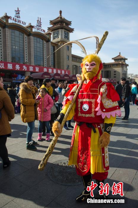 25 января человек в костюме короля обезьян появился на одном из вокзалов Пекина, привлекая внимание окружающих.