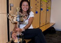 Открытый чемпионат Австралии-2014: Ли На с трофеем в раздевалке
