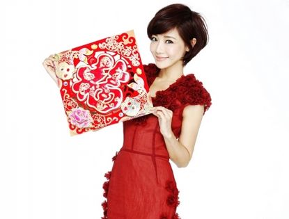 Милая актриса Дэн Цзяцзя снялась в новогодней фотосессии