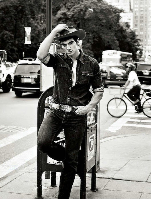 Известный американский гей-журнал «OUT» выбрал 100 самых популярных геев-холостяков, в данный рейтинг вошли многие звезды шоу-бизнеса.