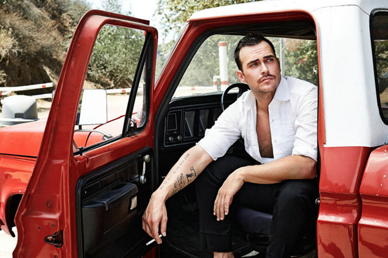 Известный американский гей-журнал «OUT» выбрал 100 самых популярных геев-холостяков, в данный рейтинг вошли многие звезды шоу-бизнеса.