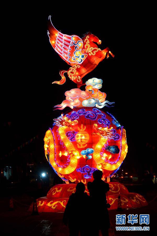 Официально зажглись огни 28-го Фестиваля фонарей реки Циньхуайхэ в Нанкине