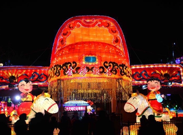 Официально зажглись огни 28-го Фестиваля фонарей реки Циньхуайхэ в Нанкине