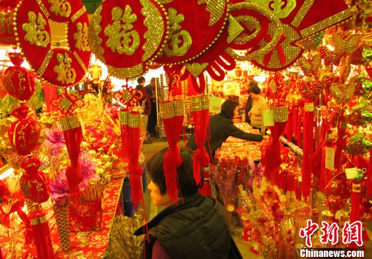 В конце января, в преддверии Года Лошади в Китае, новогодний рынок в г. Тайбэй очень оживлен, многие жители города здесь покупают новогодние товары.