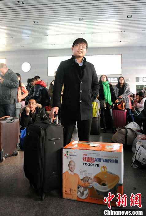 Китайская массовая новогодняя миграция в лицах: В обнимку с новогодними подарками