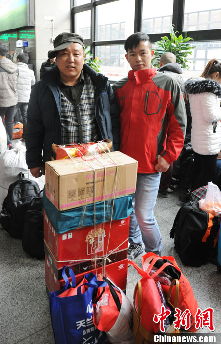 Китайская массовая новогодняя миграция в лицах: В обнимку с новогодними подарками