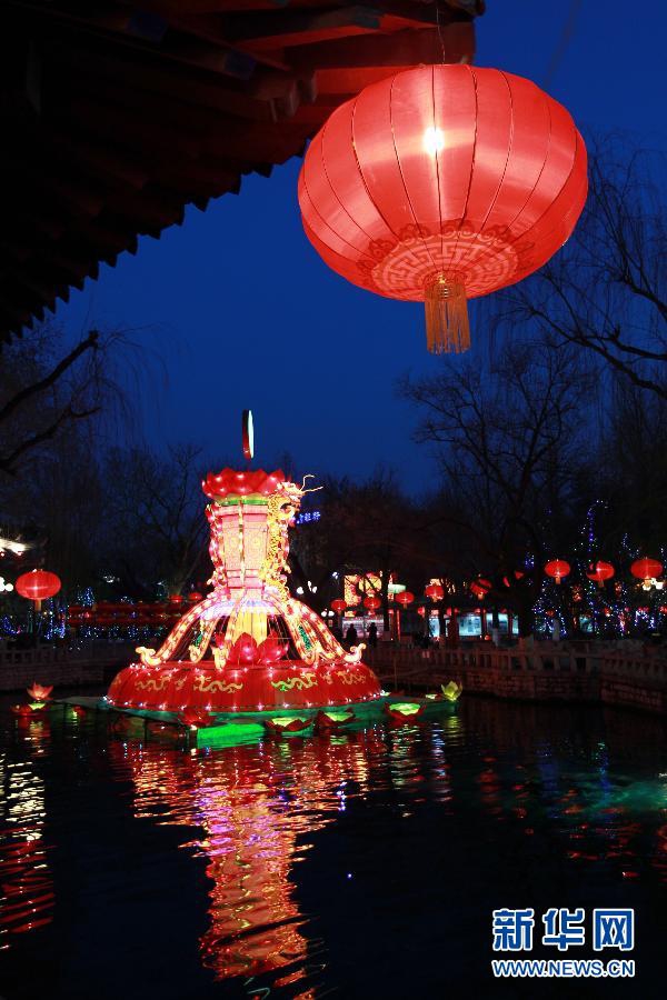 Огни фестиваля фонарей «Встреча весны» зажглись в городе Цзинань