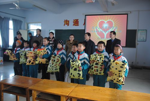 Благотворительная деятельность в начальной школе волости Юечжуан уезда Июань