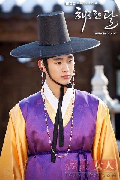 Популярный южнокорейский актер Ким Су Хён (Kim Soo Hyun)