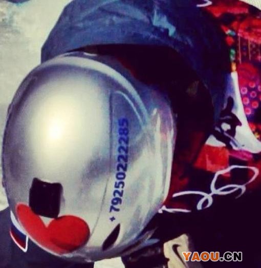Немало странностей было и за пределами ледовых арен. 22-летний российский спортсмен Алексей Соболев поместил номер своего телефона на каску, чтобы все желающие могли его поддержать.