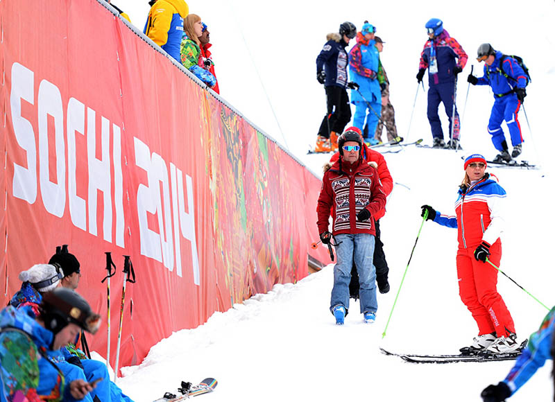 По сообщениям российских СМИ, премьер-министр России Дмитрий Медведев 9 февраля в экстрим-парке 'Роза-Хутор' посетил соревнования по биатлону и горным лыжам.