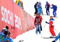 Медведев в Сочи посетил соревнования по биатлону и горным лыжам