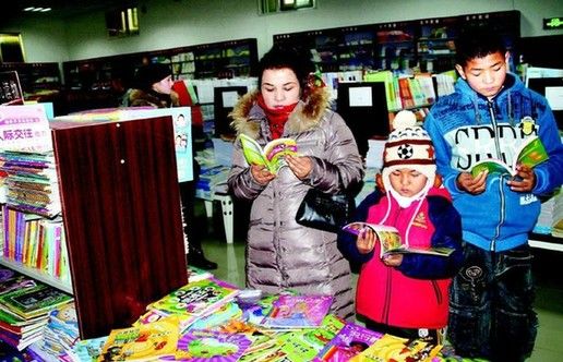 Синьцзян: многие люди читают и покупают книги в каникулы во время Нового года