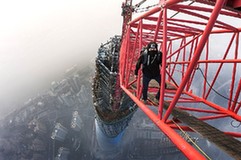 Русские руферы залезли на 650-метровую башню в Шанхае