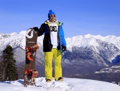 Известный китайский актер Ся Юй прокатился на сноуборде в Сочи