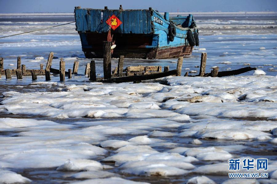 В акватории залива Цзяочжоу образовалась большая площадь морского льда