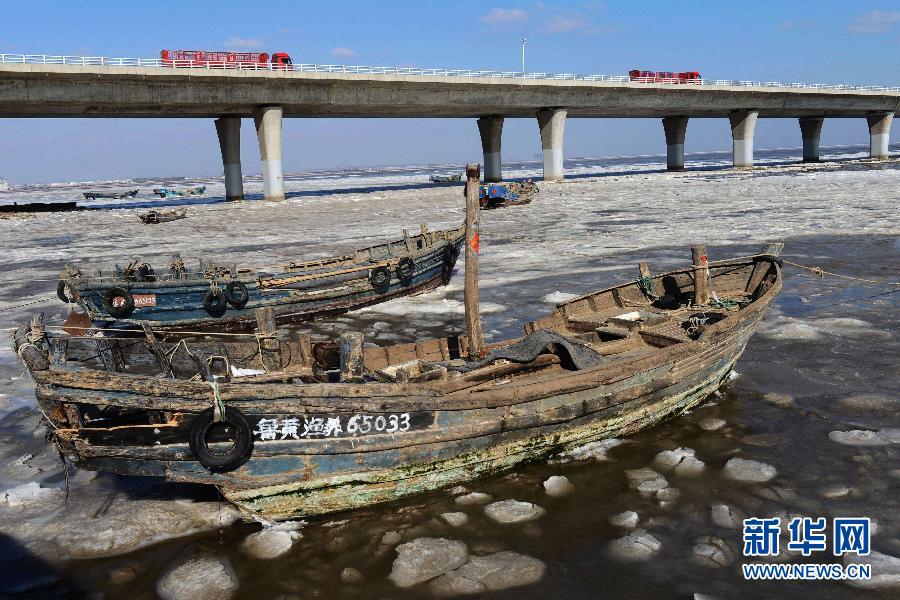 В акватории залива Цзяочжоу образовалась большая площадь морского льда