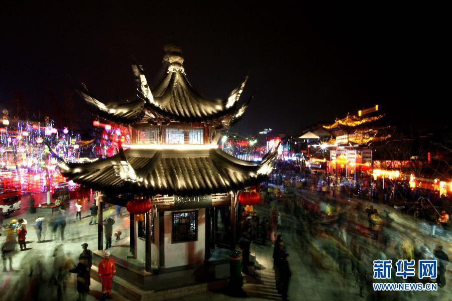 Яркие фонари в достопримечательности Фуцзымяо города Нанкин встречают праздник Юаньсяо