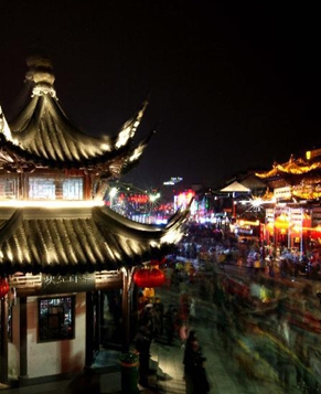 Яркие фонари в достопримечательности Фуцзымяо города Нанкин встречают праздник Юаньсяо