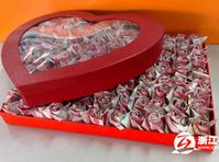 Ханчжоуский парень сделал предложение к любимой девушке, сделав 999 роз из бумажных банкнот на общую сумму 200 тысяч юаней